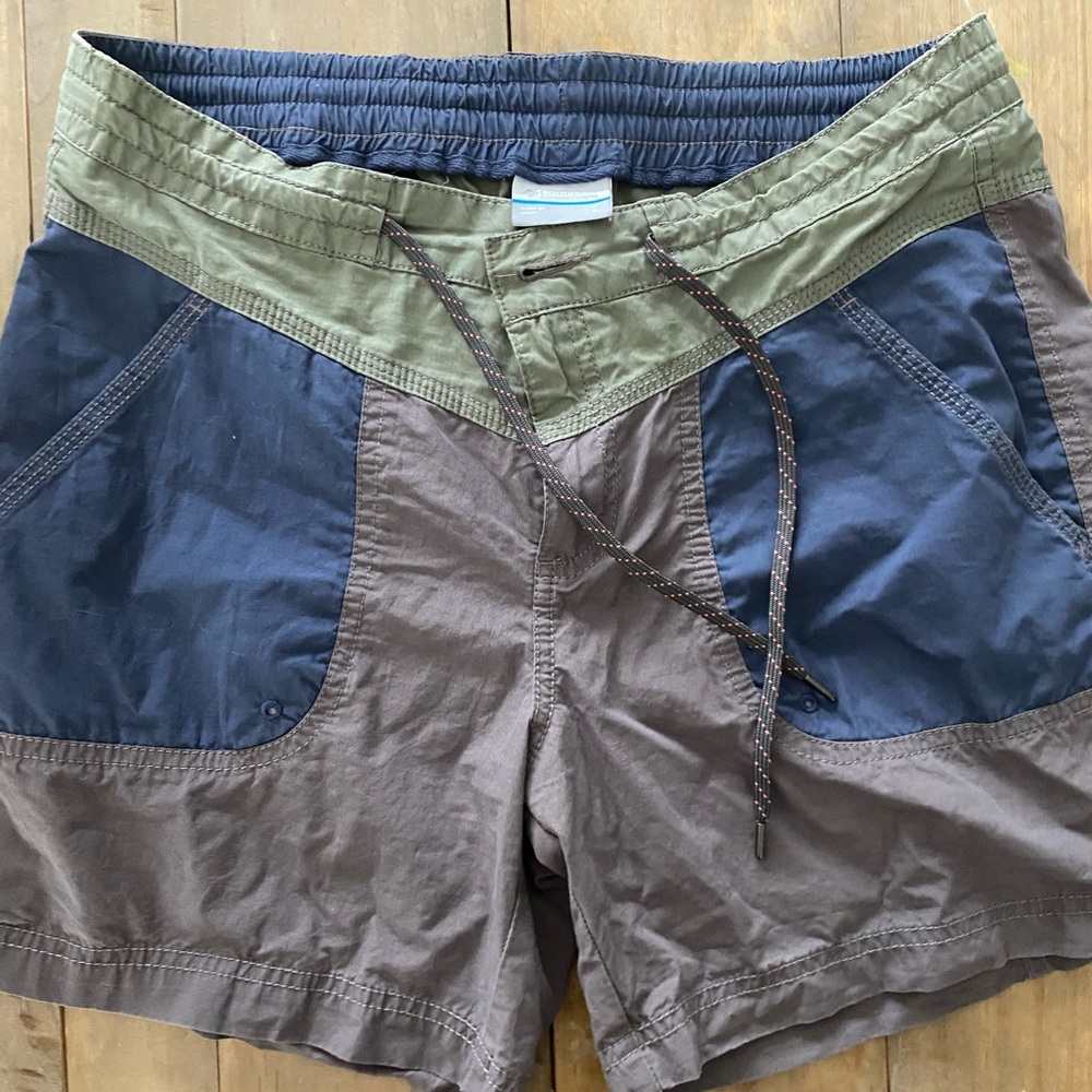 Columbia size 8/6L 100% cotton gray/sage/navy shorts